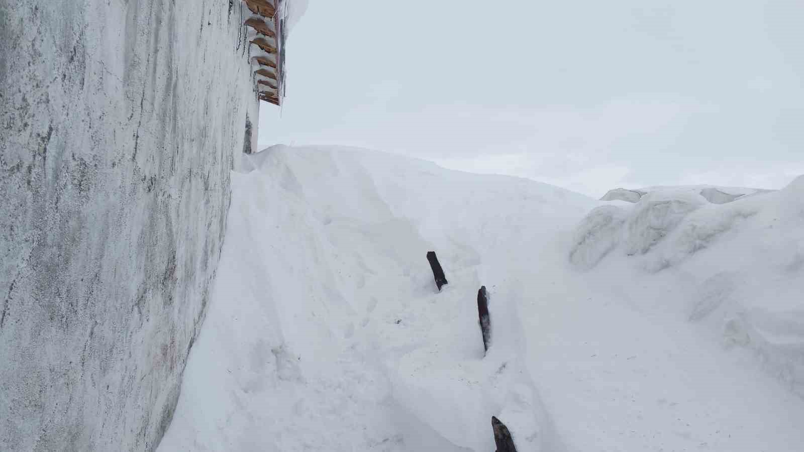 Taşlıçay’da kar yığınları evlerin boyuna ulaştı
