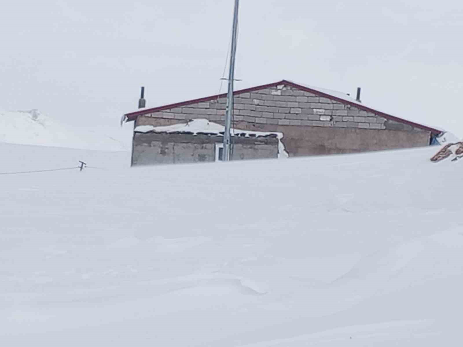 Taşlıçay’da kar yığınları evlerin boyuna ulaştı
