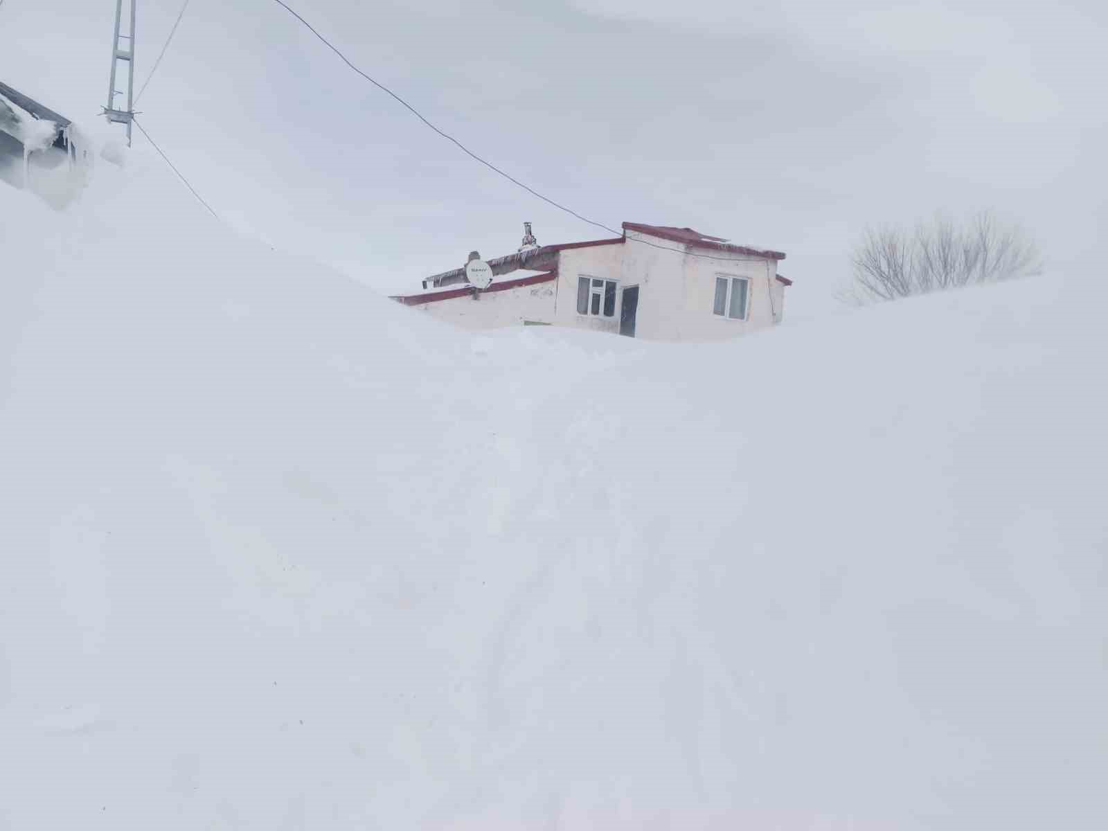 Taşlıçay’da kar yığınları evlerin boyuna ulaştı
