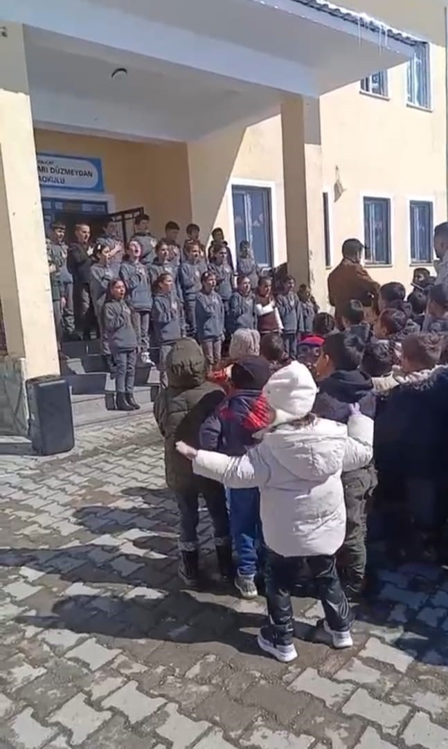 Taşlıçay’da Ramazan etkinliğinde minik kızın ilahiye eşliği tebessüm oluşturdu
