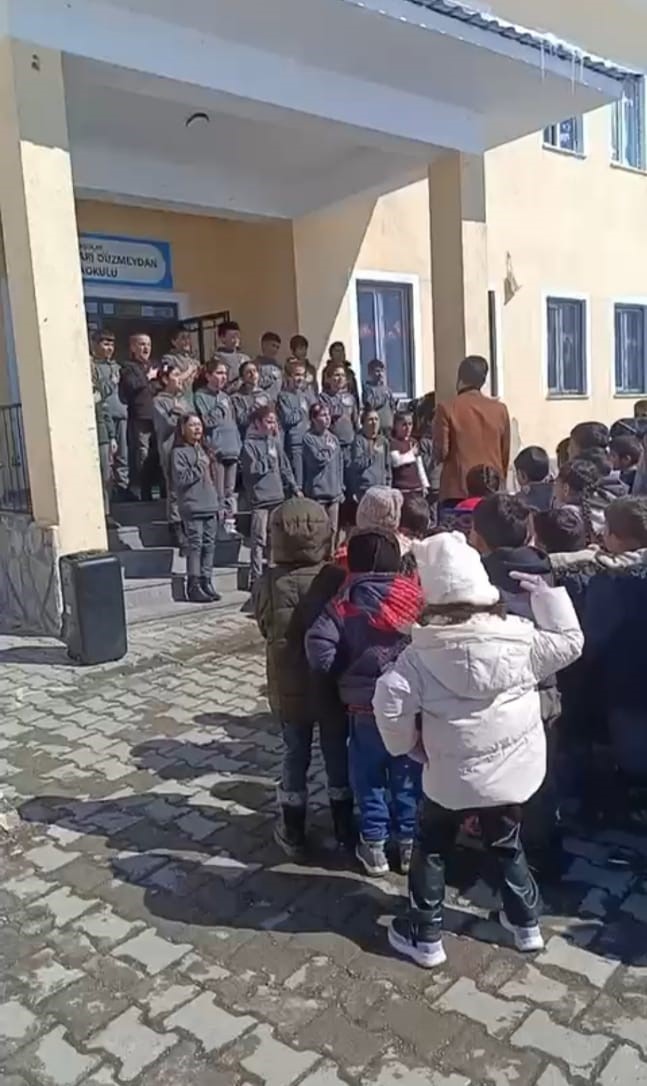 Taşlıçay’da Ramazan etkinliğinde minik kızın ilahiye eşliği tebessüm oluşturdu
