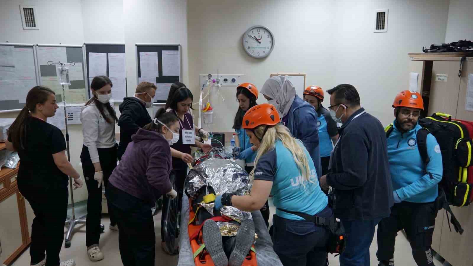 Tatbikat için canlı canlı tabuta girdi
