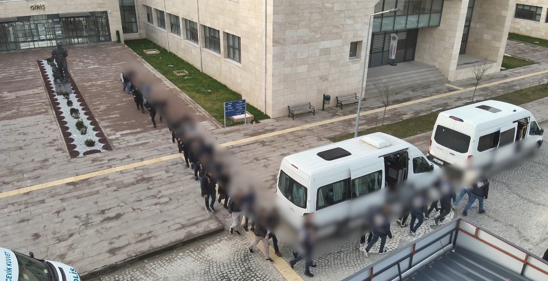 Tatil vaadiyle dolandırıp dalga geçtiler
