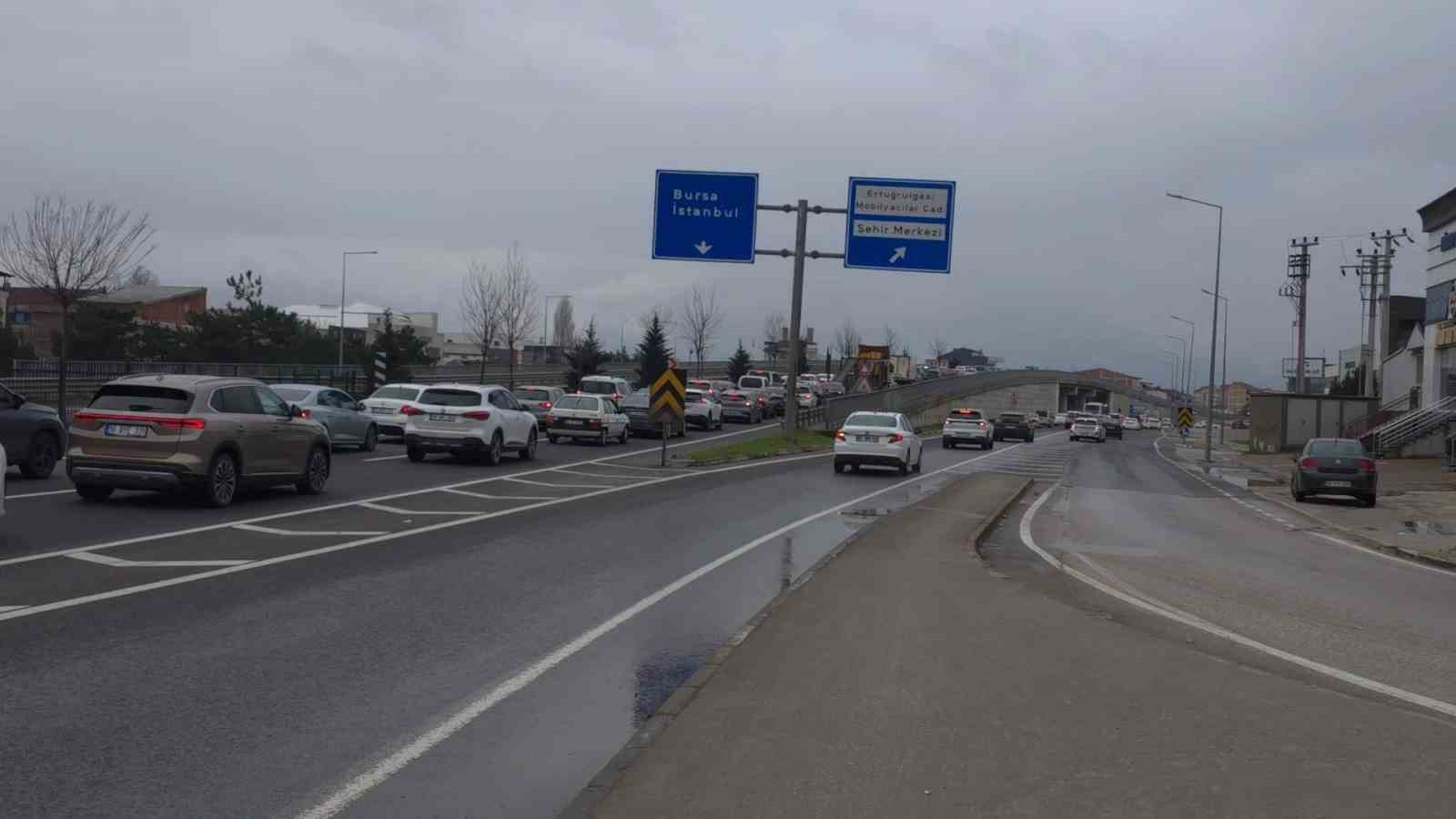 Tatilcilerin dönüş yolculuğu başladı, İnegöl’de trafik durma noktasına geldi
