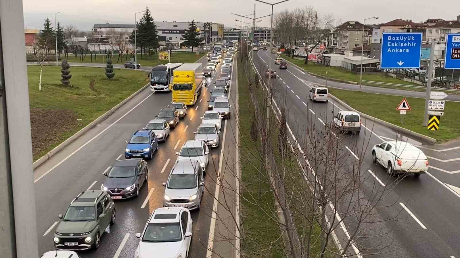 Tatilcilerin dönüş yolculuğu başladı, İnegöl’de trafik durma noktasına geldi
