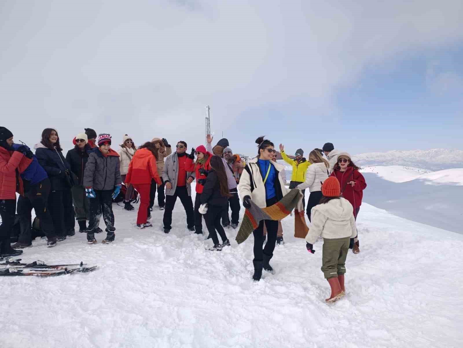 Tatille birlikte kayak merkezlerinde yoğunluk: Yedikuyular’da kar keyfi
