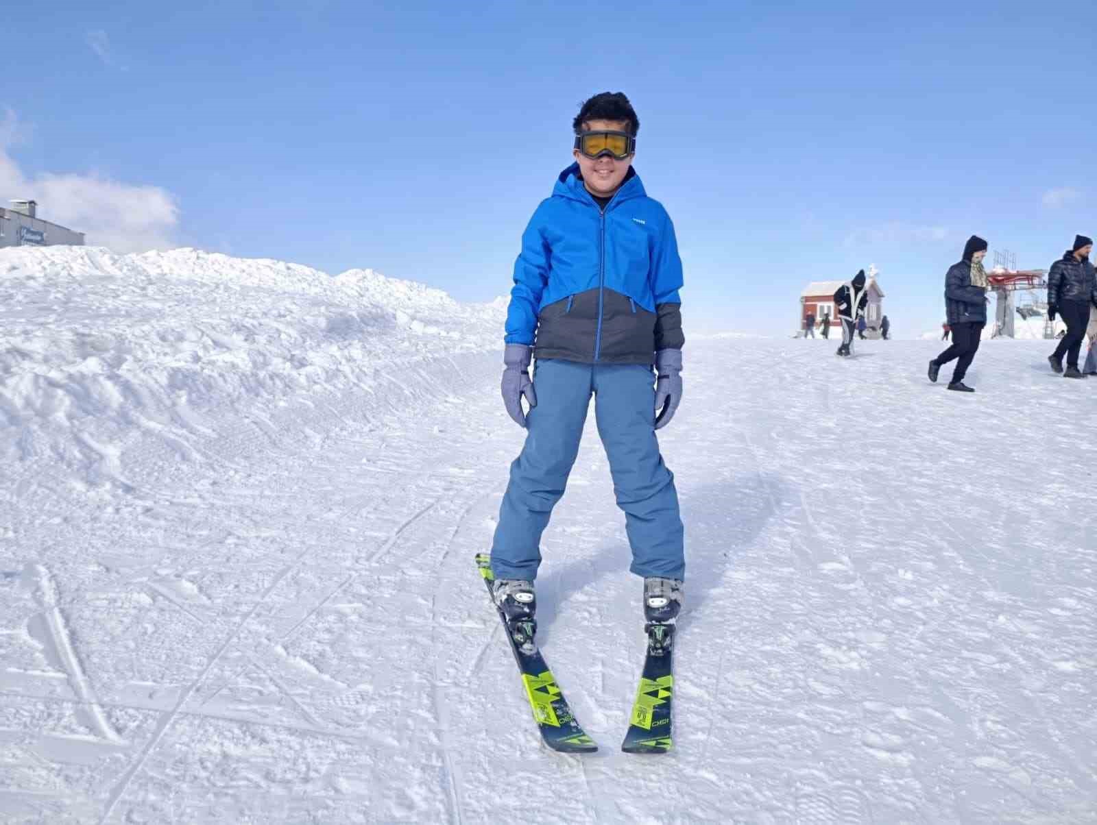 Tatille birlikte kayak merkezlerinde yoğunluk: Yedikuyular’da kar keyfi
