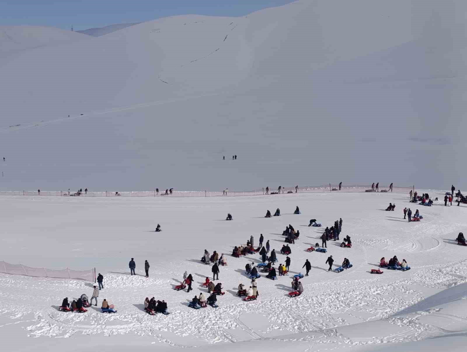 Tatille birlikte kayak merkezlerinde yoğunluk: Yedikuyular’da kar keyfi
