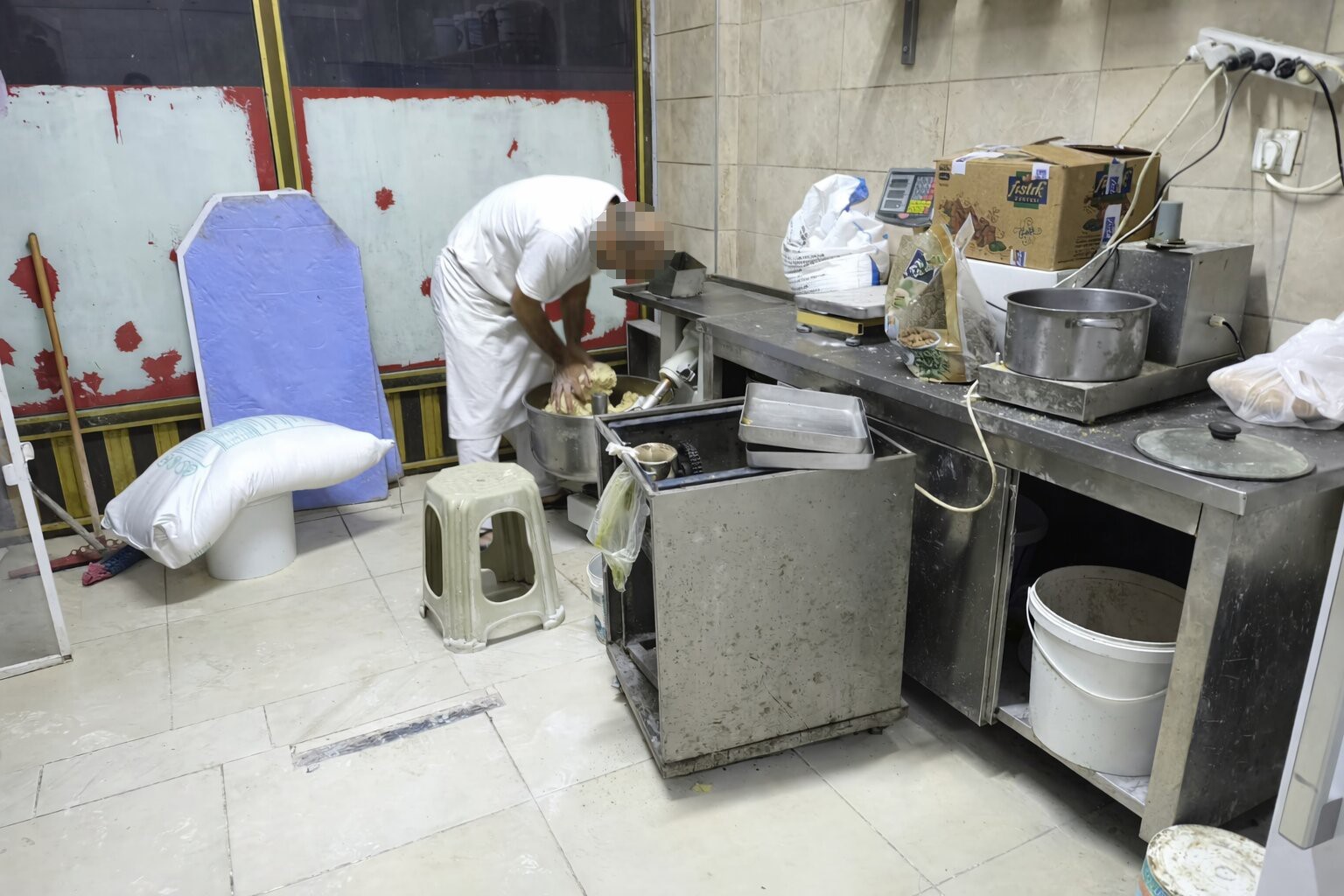 Tatlı hamurunu ayağıyla çiğnedi
