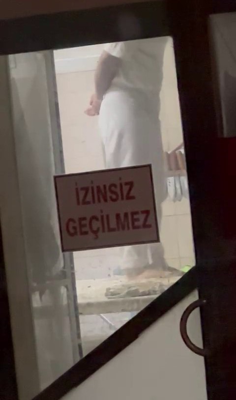 Tatlı hamurunu ayağıyla çiğnedi
