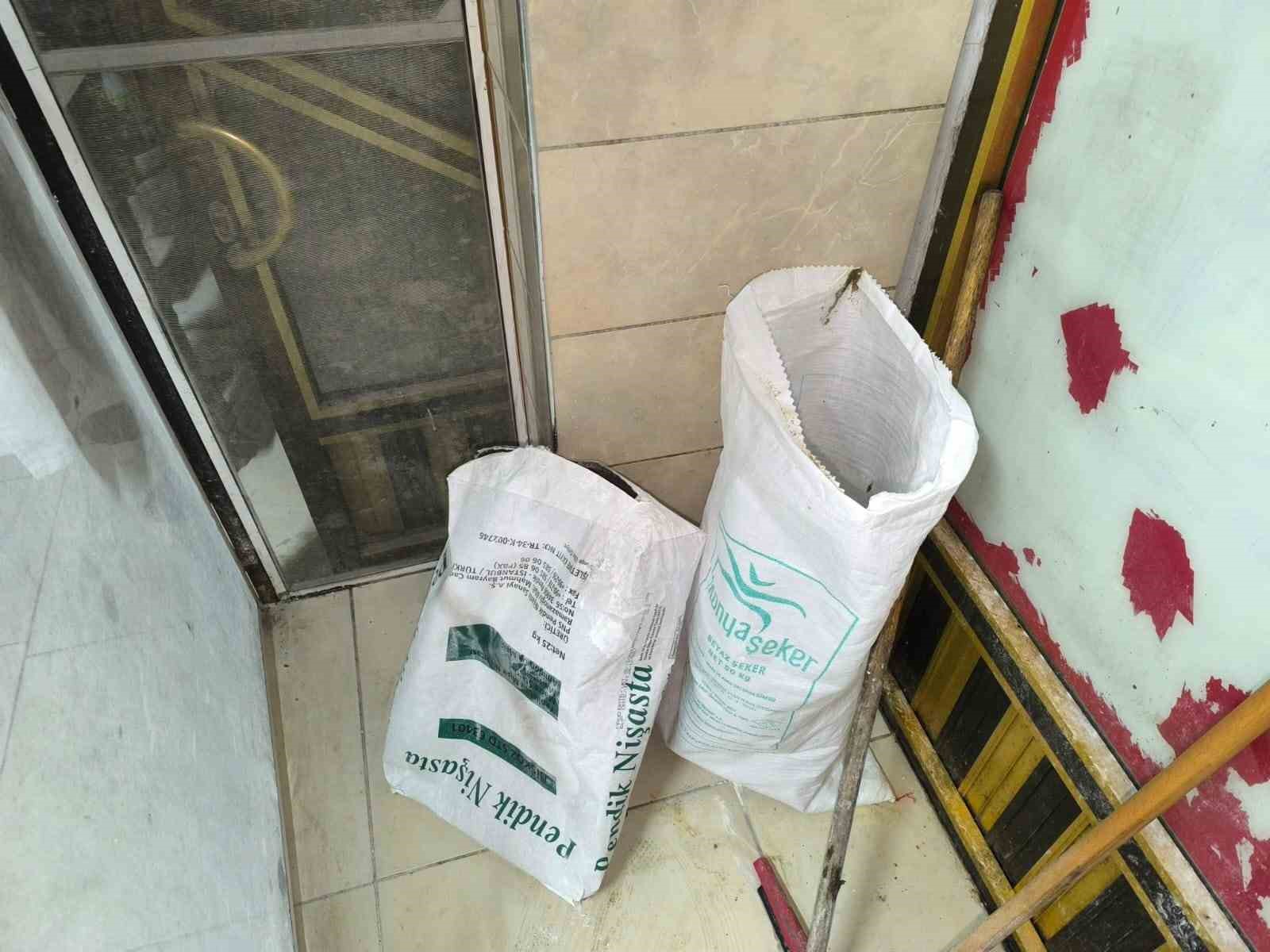 Tatlı hamurunu ayağıyla çiğnedi
