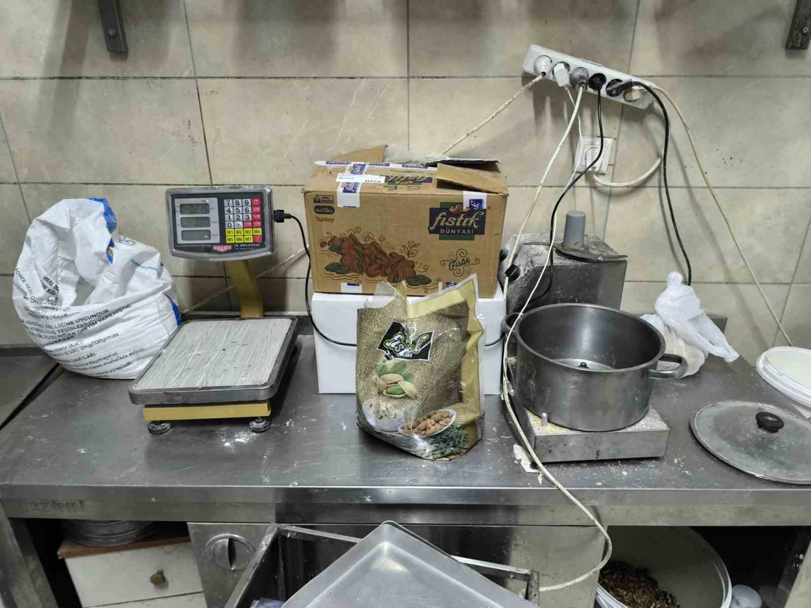 Tatlı hamurunu ayağıyla çiğnedi
