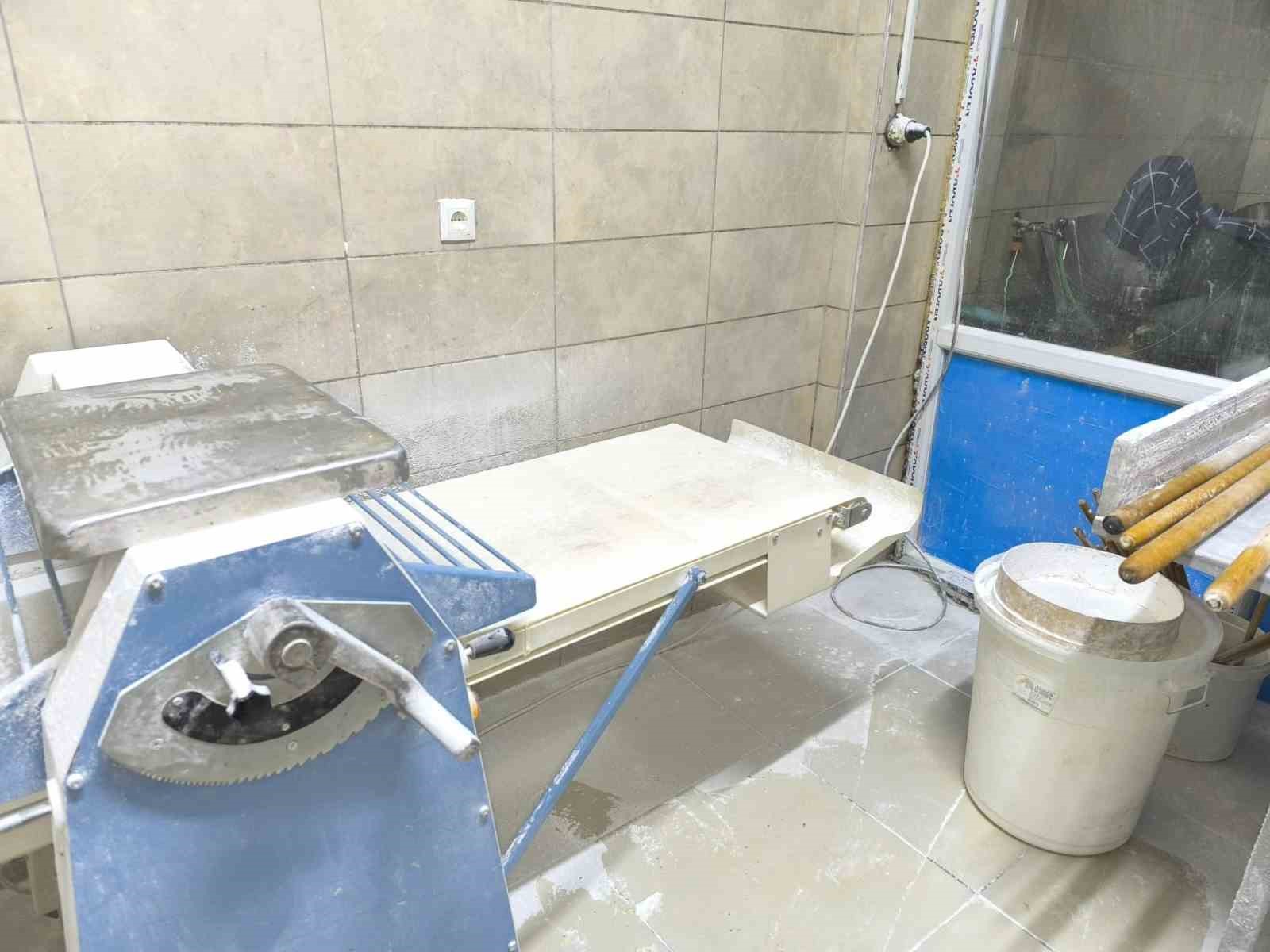 Tatlı hamurunu ayağıyla çiğnedi
