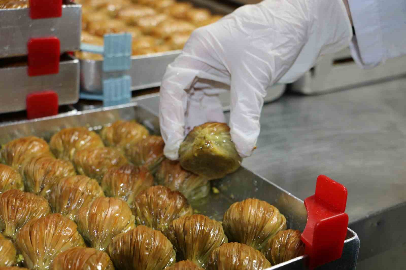 Tatlı imalathanelerinde Ramazan yoğunluğunda da hijyen ve kaliteden ödün verilmiyor
Tatlı imalathanelerinde Ramazan yoğunluğunda da hijyen ve kaliteden ödün verilmiyor