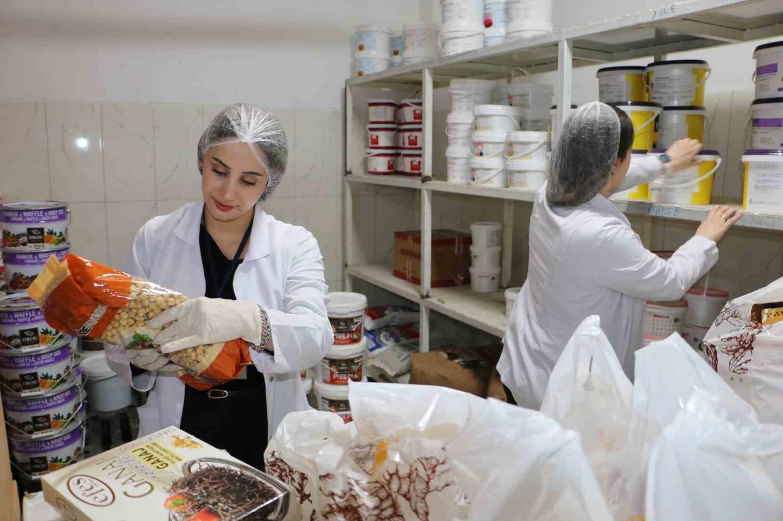 Tatlı imalathanelerinde Ramazan yoğunluğunda da hijyen ve kaliteden ödün verilmiyor
Tatlı imalathanelerinde Ramazan yoğunluğunda da hijyen ve kaliteden ödün verilmiyor