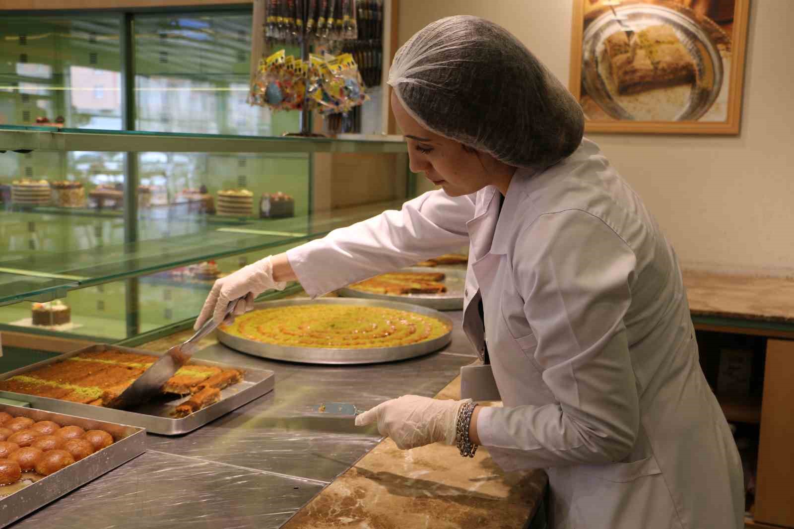 Tatlı imalathanelerinde Ramazan yoğunluğunda da hijyen ve kaliteden ödün verilmiyor
Tatlı imalathanelerinde Ramazan yoğunluğunda da hijyen ve kaliteden ödün verilmiyor