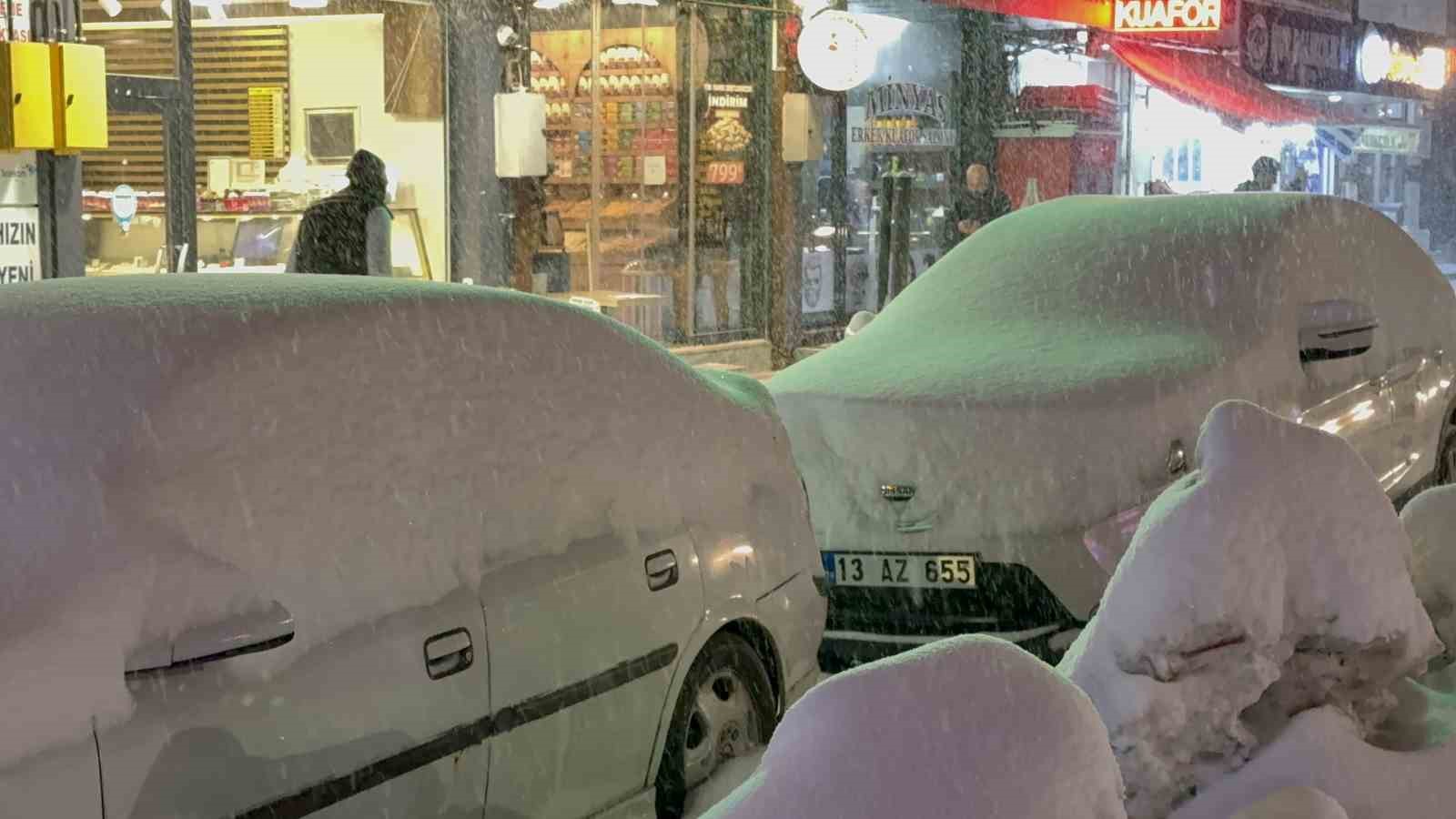 Tatvan’da 15 köy yolu ulaşıma kapadı: Merkezde kar kalınlığı 50 santimetreye ulaştı
