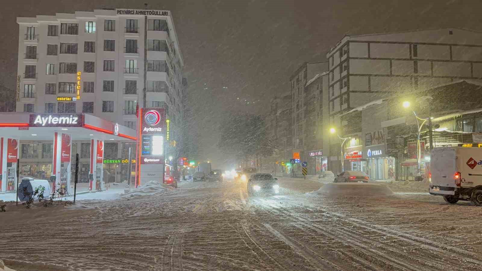 Tatvan’da 15 köy yolu ulaşıma kapadı: Merkezde kar kalınlığı 50 santimetreye ulaştı
