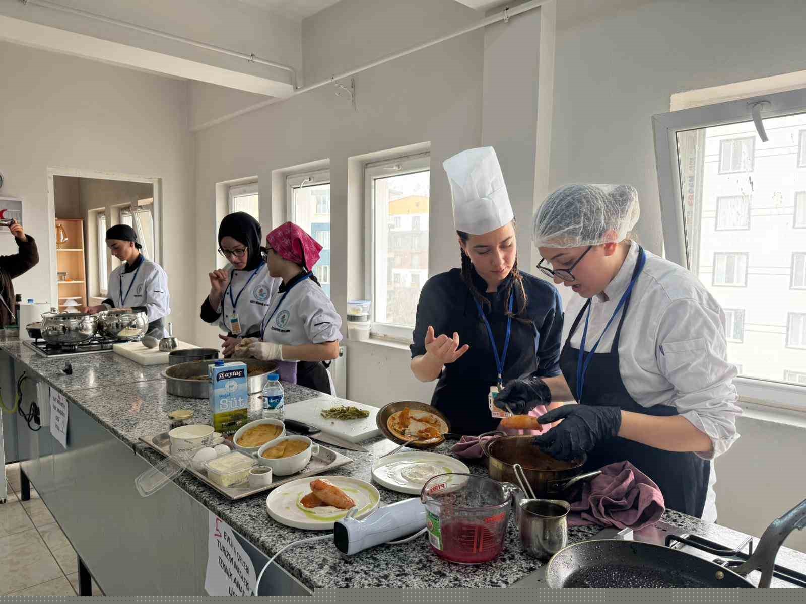 Tatvan’da "2. Uluslararası Gastronomi Yarışması" düzenlendi
Tatvan’da "2. Uluslararası Gastronomi Yarışması" düzenlendi