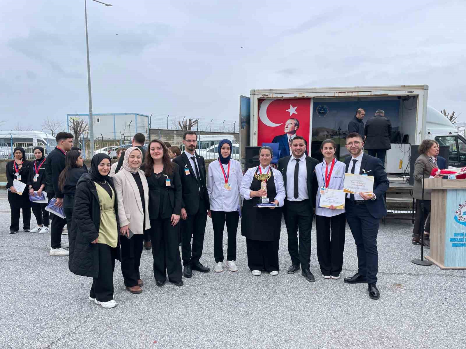 Tatvan’da "2. Uluslararası Gastronomi Yarışması" düzenlendi
Tatvan’da "2. Uluslararası Gastronomi Yarışması" düzenlendi