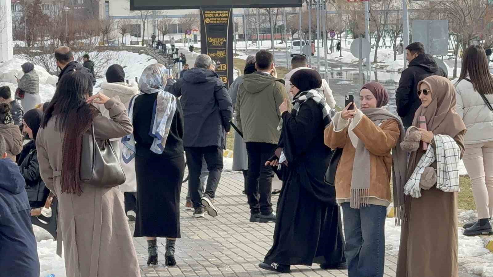 Tatvan’da bahar havası: Van Gölü Sahili’nde yoğunluk
