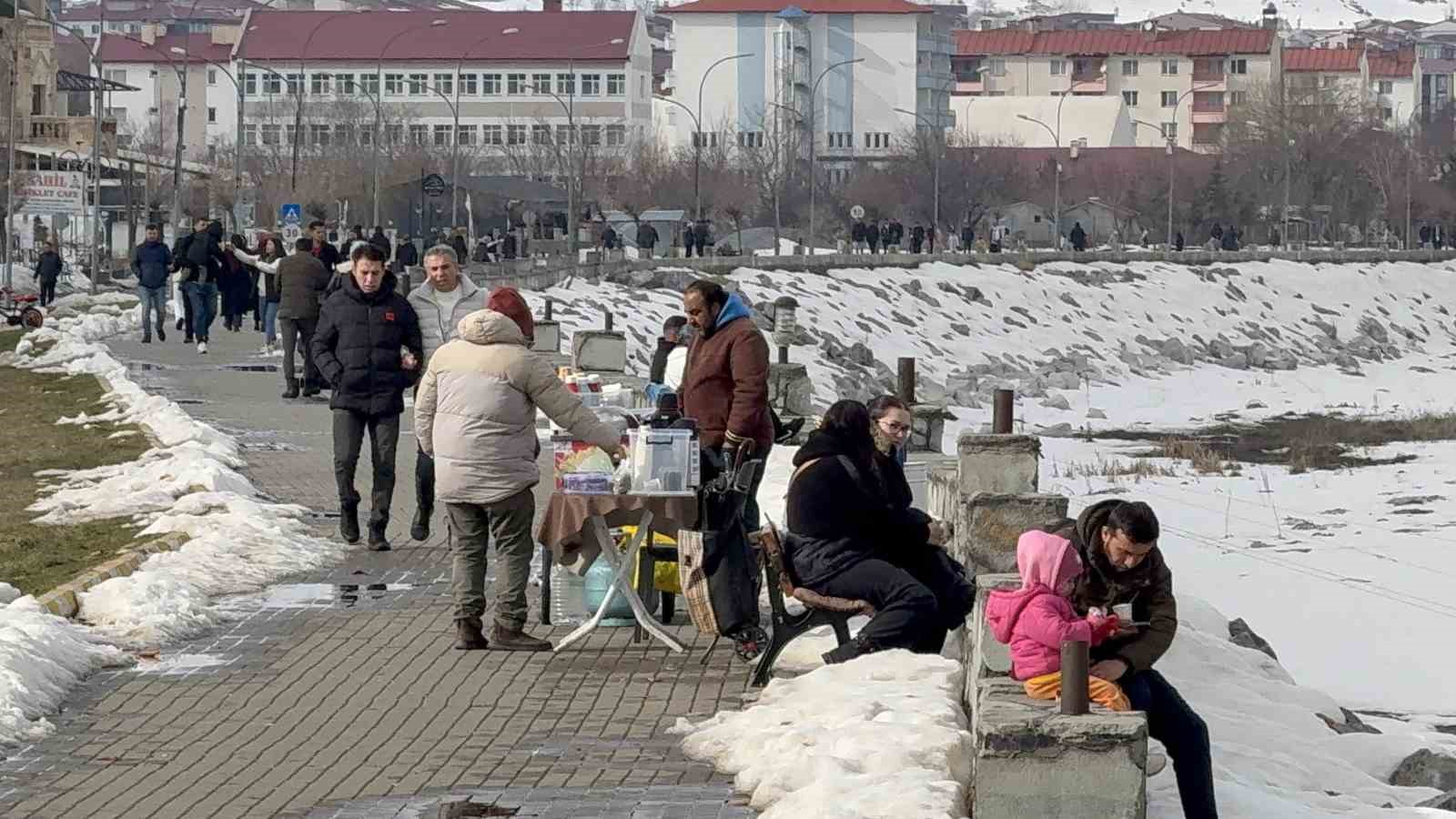 Tatvan’da bahar havası: Van Gölü Sahili’nde yoğunluk
