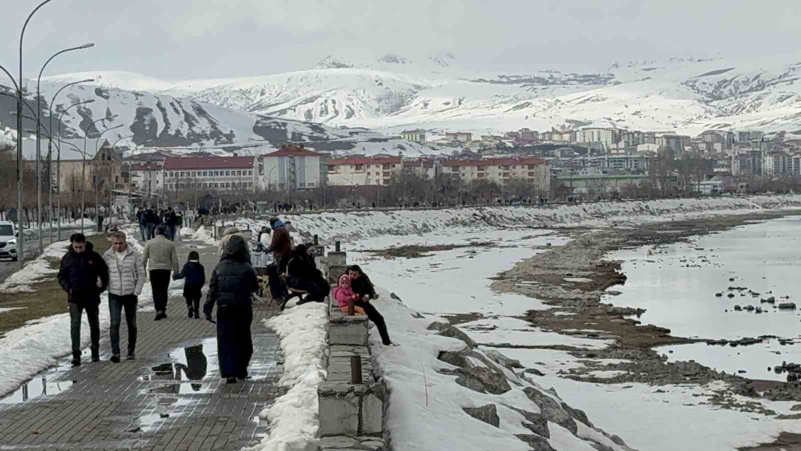Tatvan’da bahar havası: Van Gölü Sahili’nde yoğunluk
