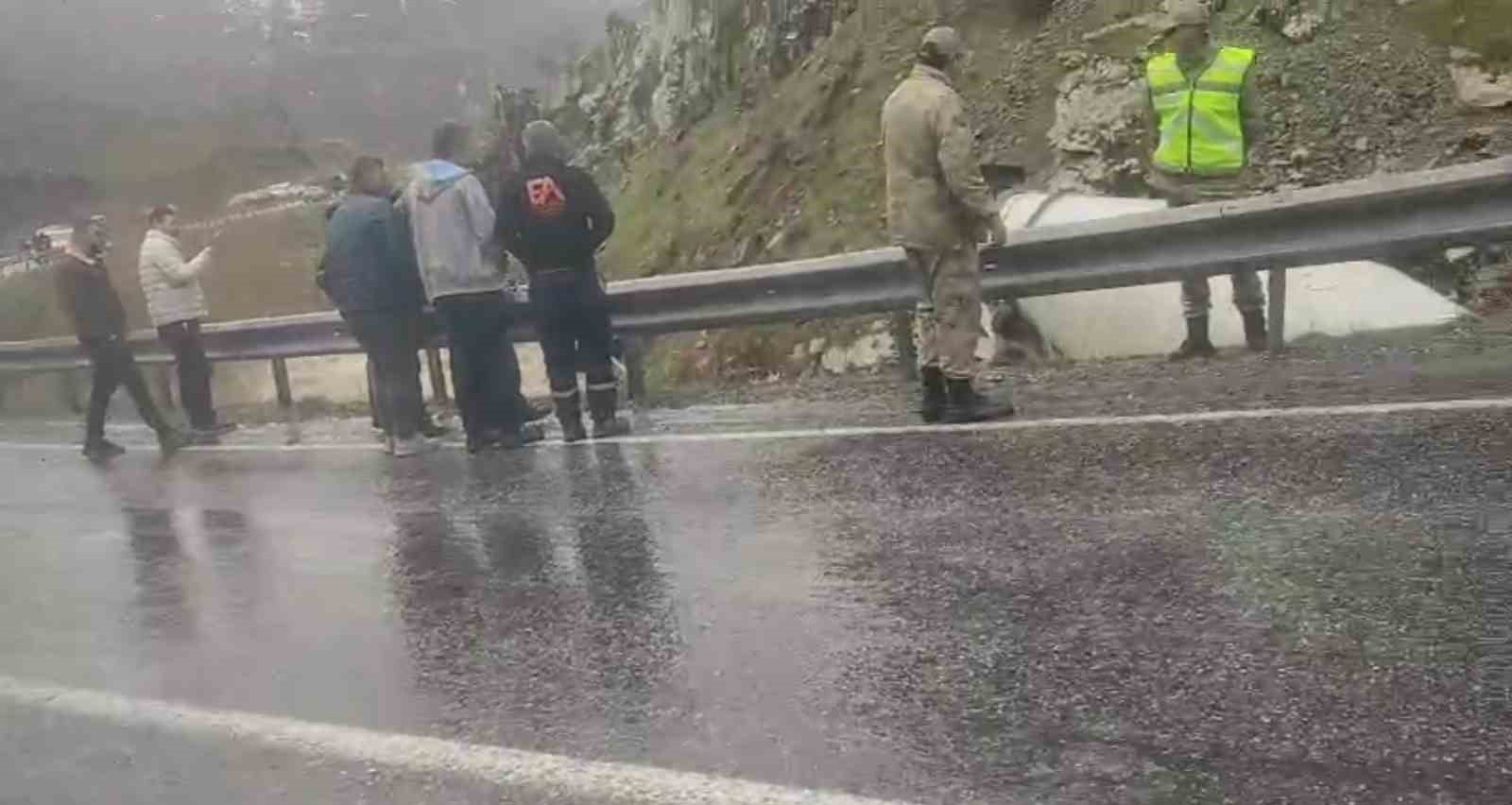 Tatvan’da beton mikseri dereye uçtu
