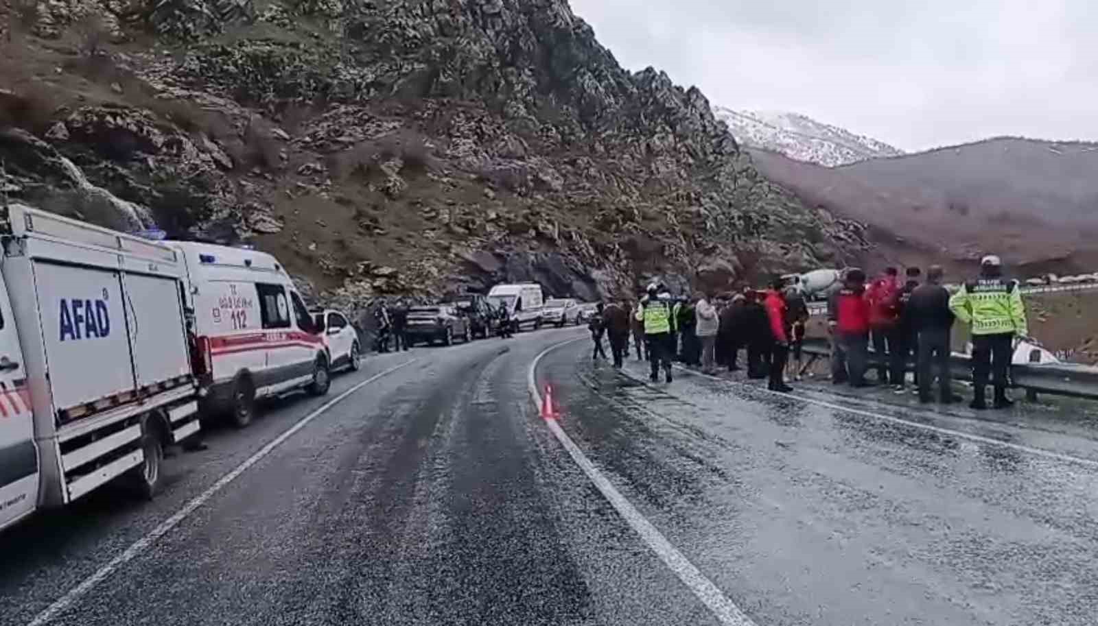 Tatvan’da beton mikseri dereye uçtu
