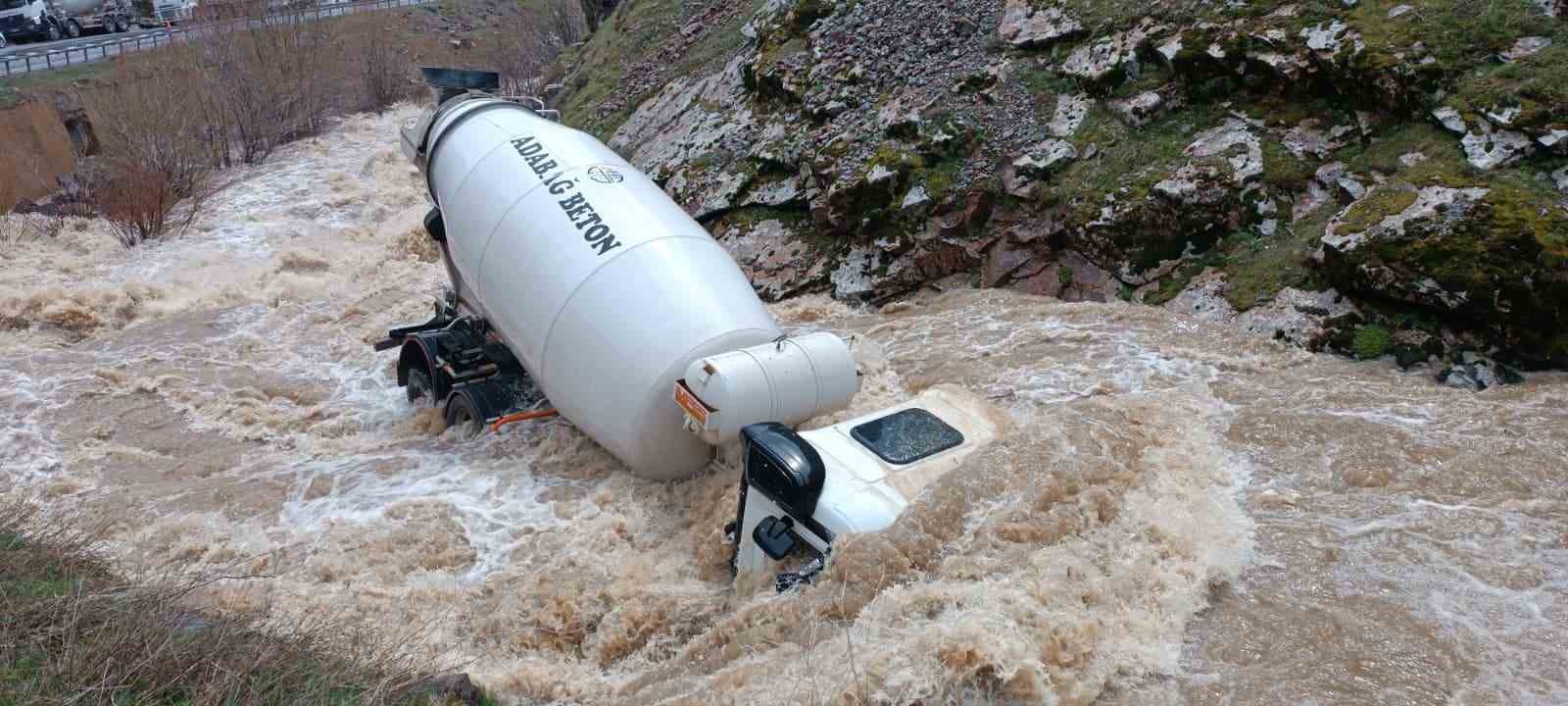 Tatvan’da beton mikseri dereye uçtu
