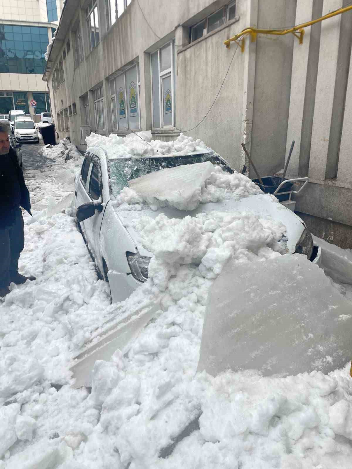 Tatvan’da çatıdan düşen kar otomobili kullanılamaz hale getirdi
