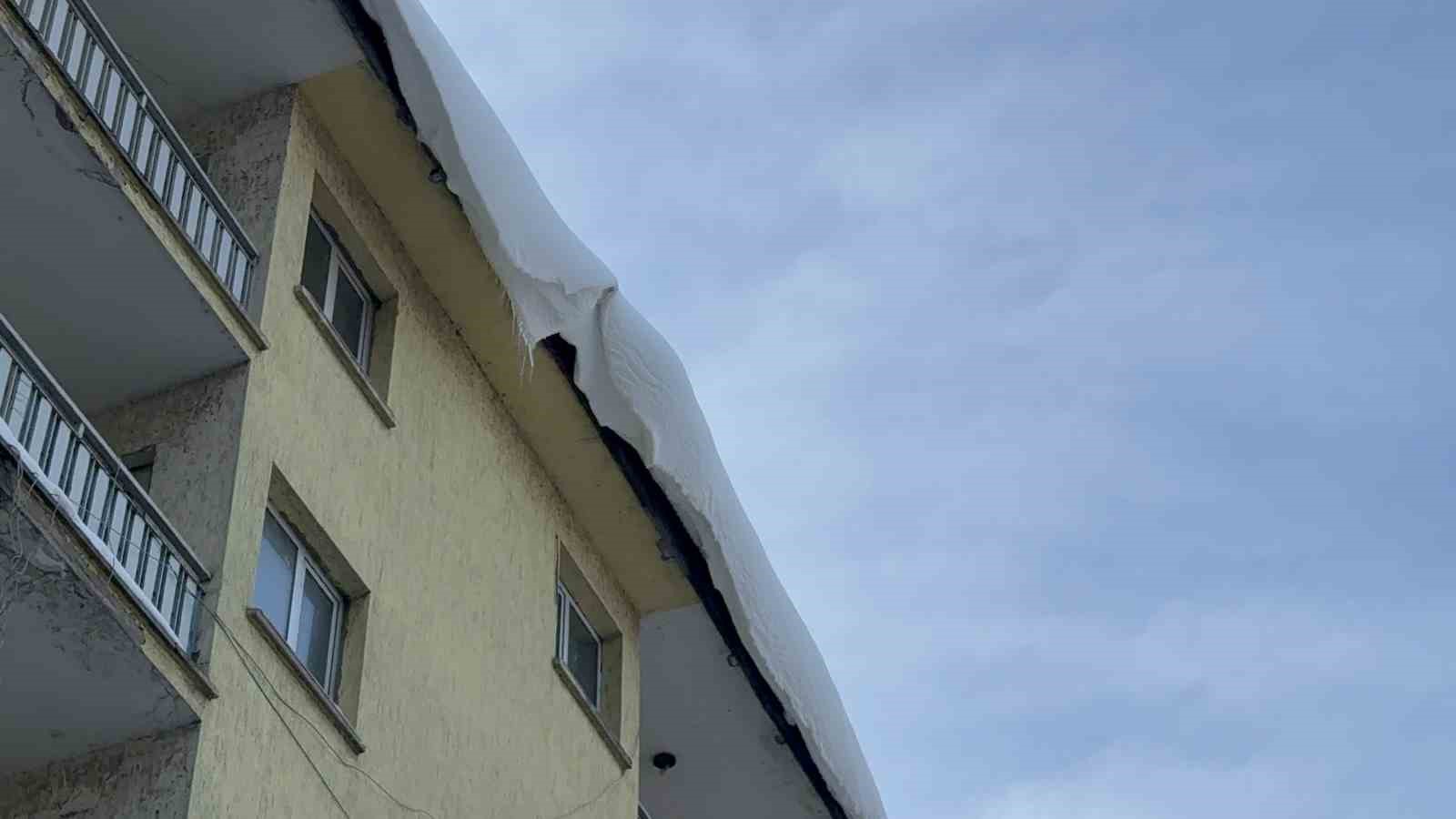 Tatvan’da çatılardaki kar ve buz kütleleri tehlike saçıyor
