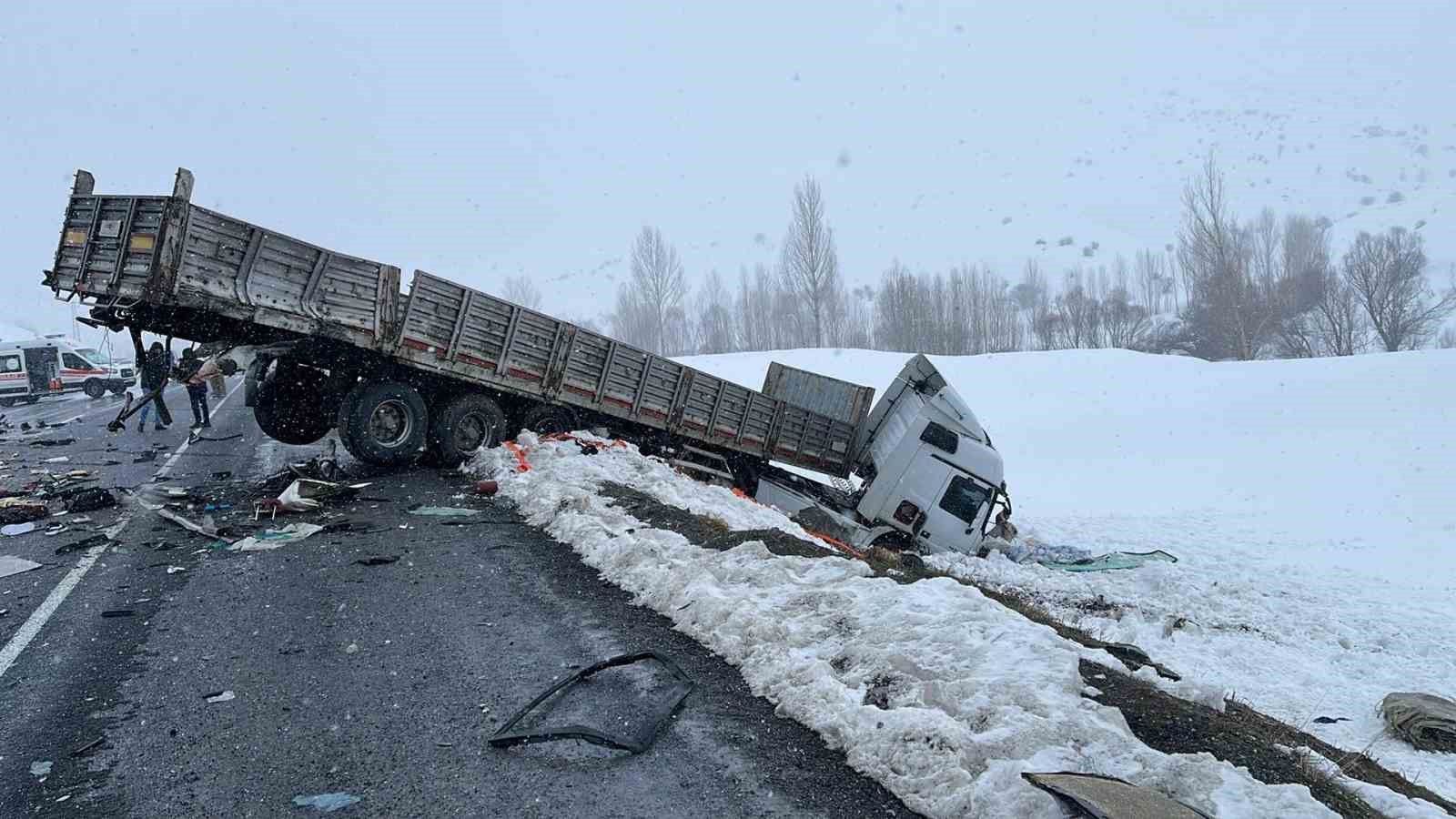 Tatvan’da feci kaza: 2 ölü, 5 yaralı
