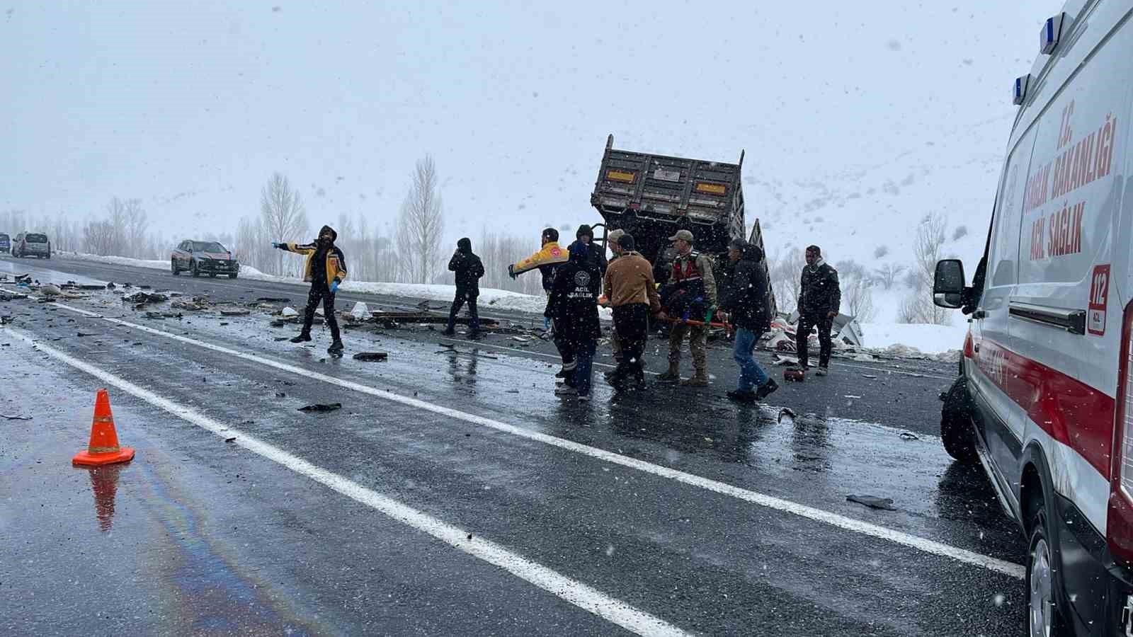 Tatvan’da feci kaza: 2 ölü, 5 yaralı
