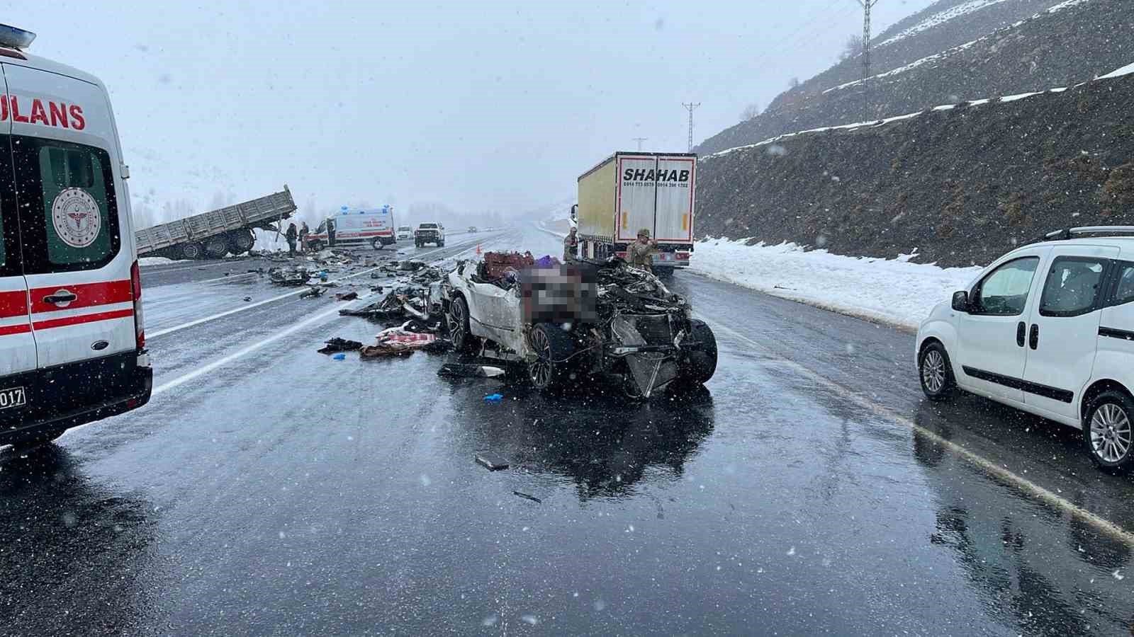 Tatvan’da feci kaza: 2 ölü, 5 yaralı
