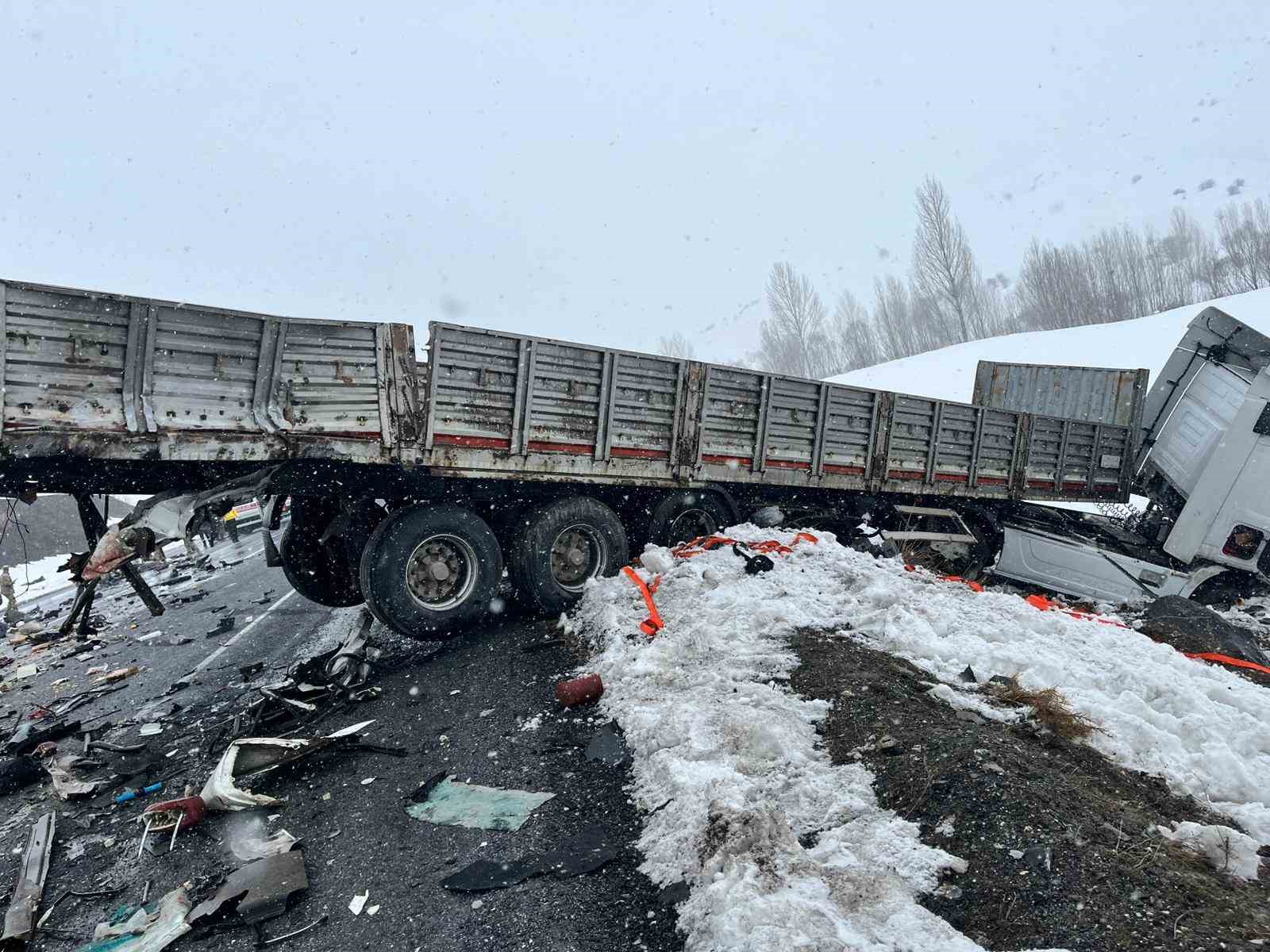 Tatvan’da feci kaza: 2 ölü, 5 yaralı
