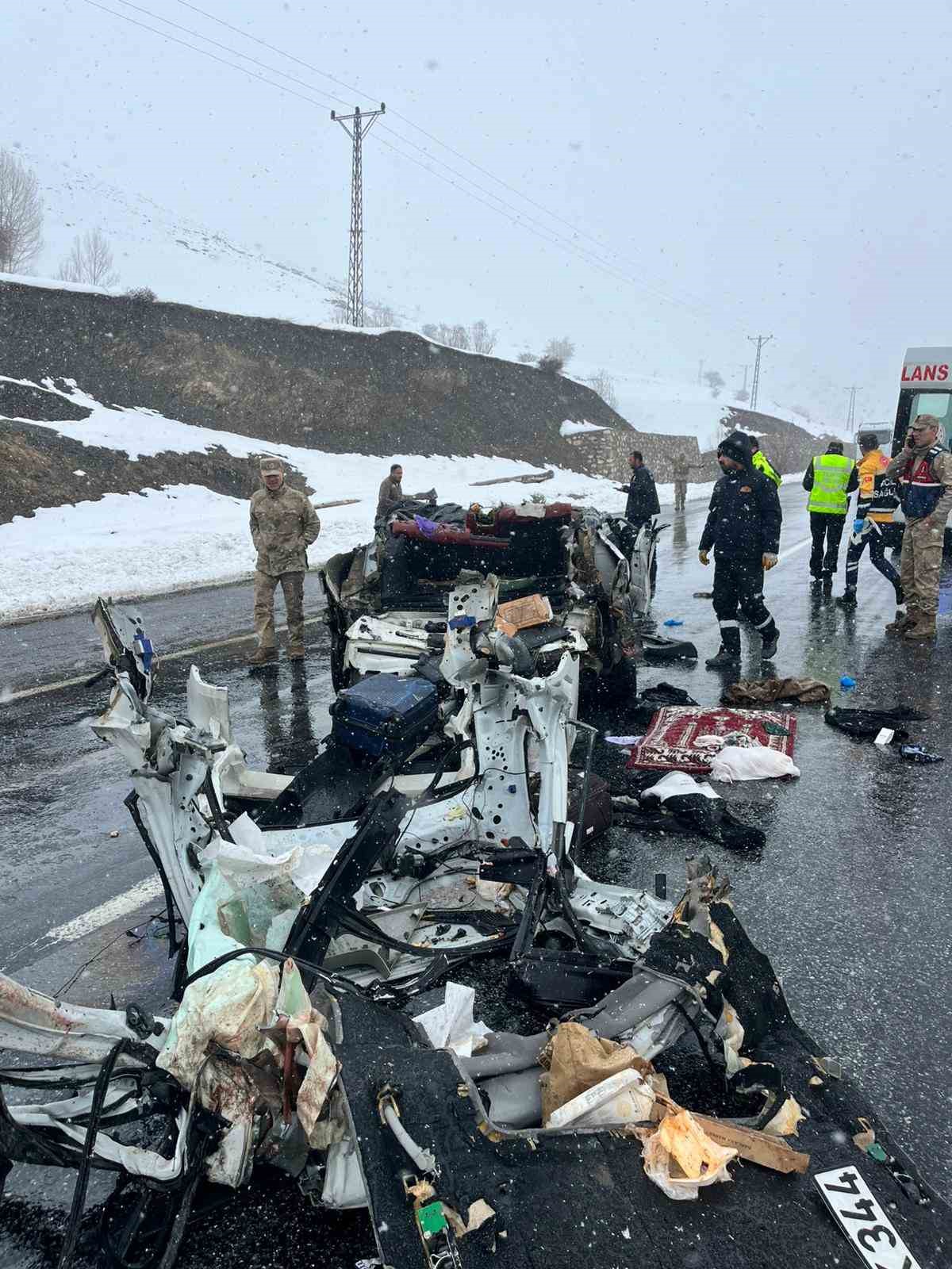Tatvan’da feci kaza: 2 ölü, 5 yaralı
