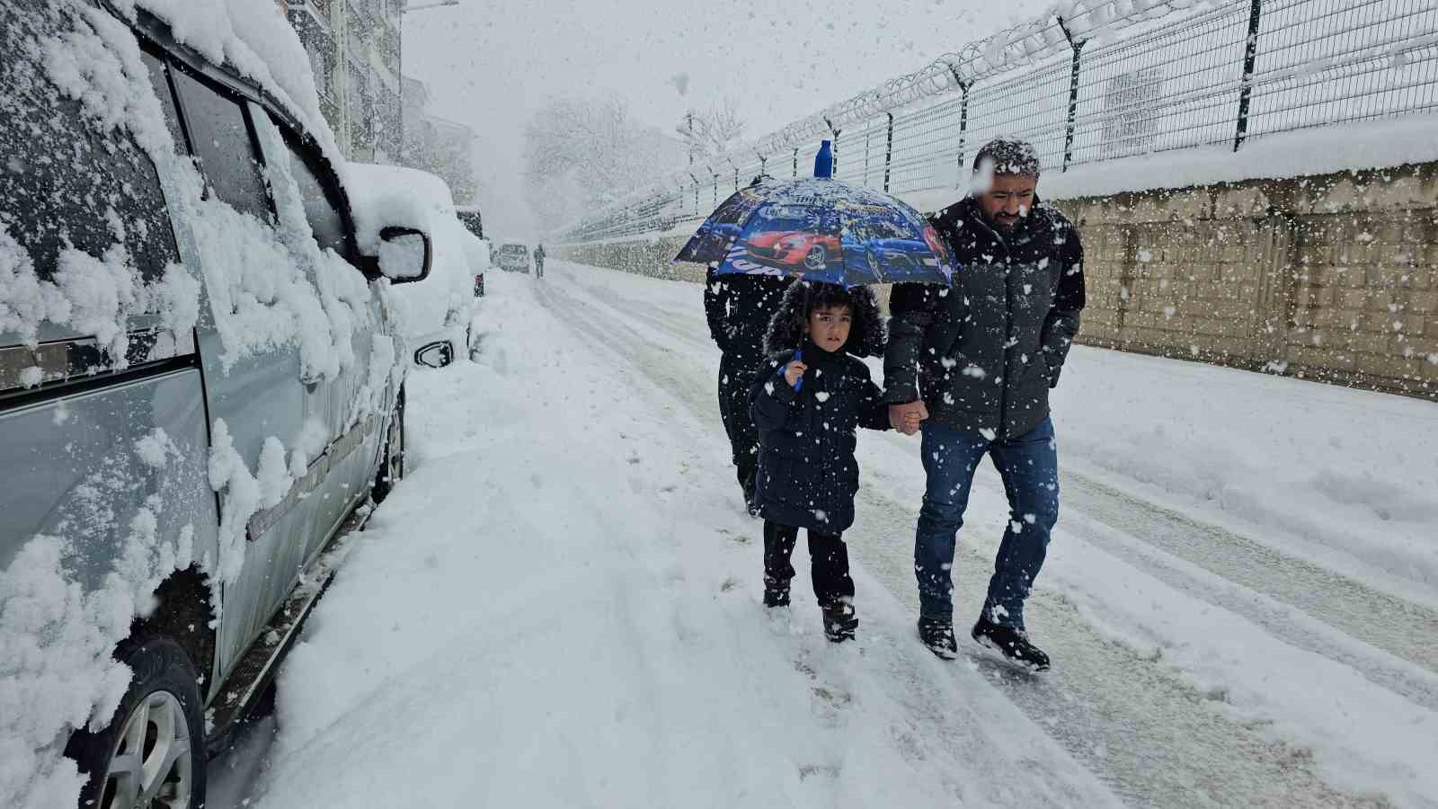 Tatvan’da kar kalınlığı 1 metreye ulaştı
