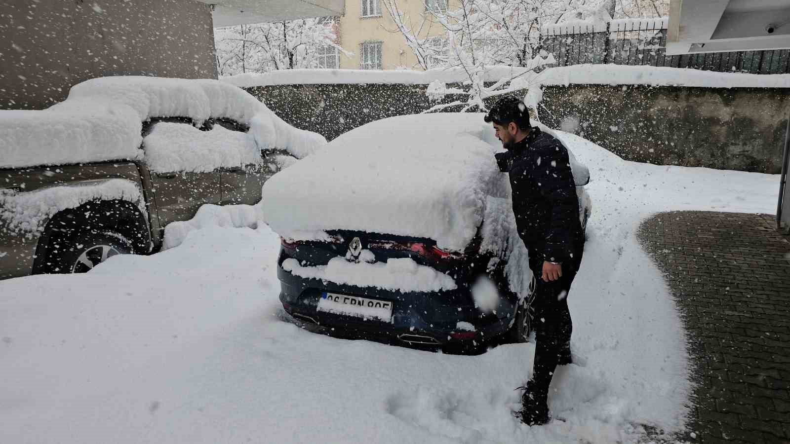Tatvan’da kar kalınlığı 1 metreye ulaştı
