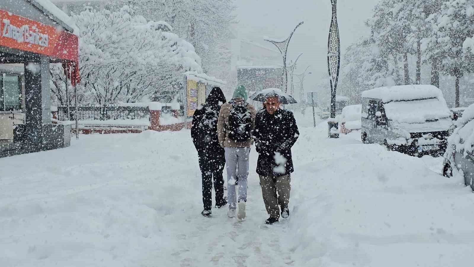 Tatvan’da kar kalınlığı 1 metreye ulaştı
