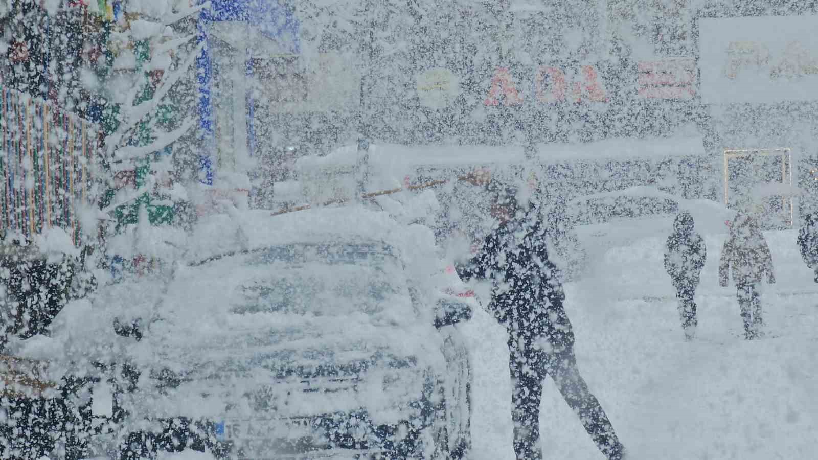 Tatvan’da kar kalınlığı 1 metreye ulaştı
