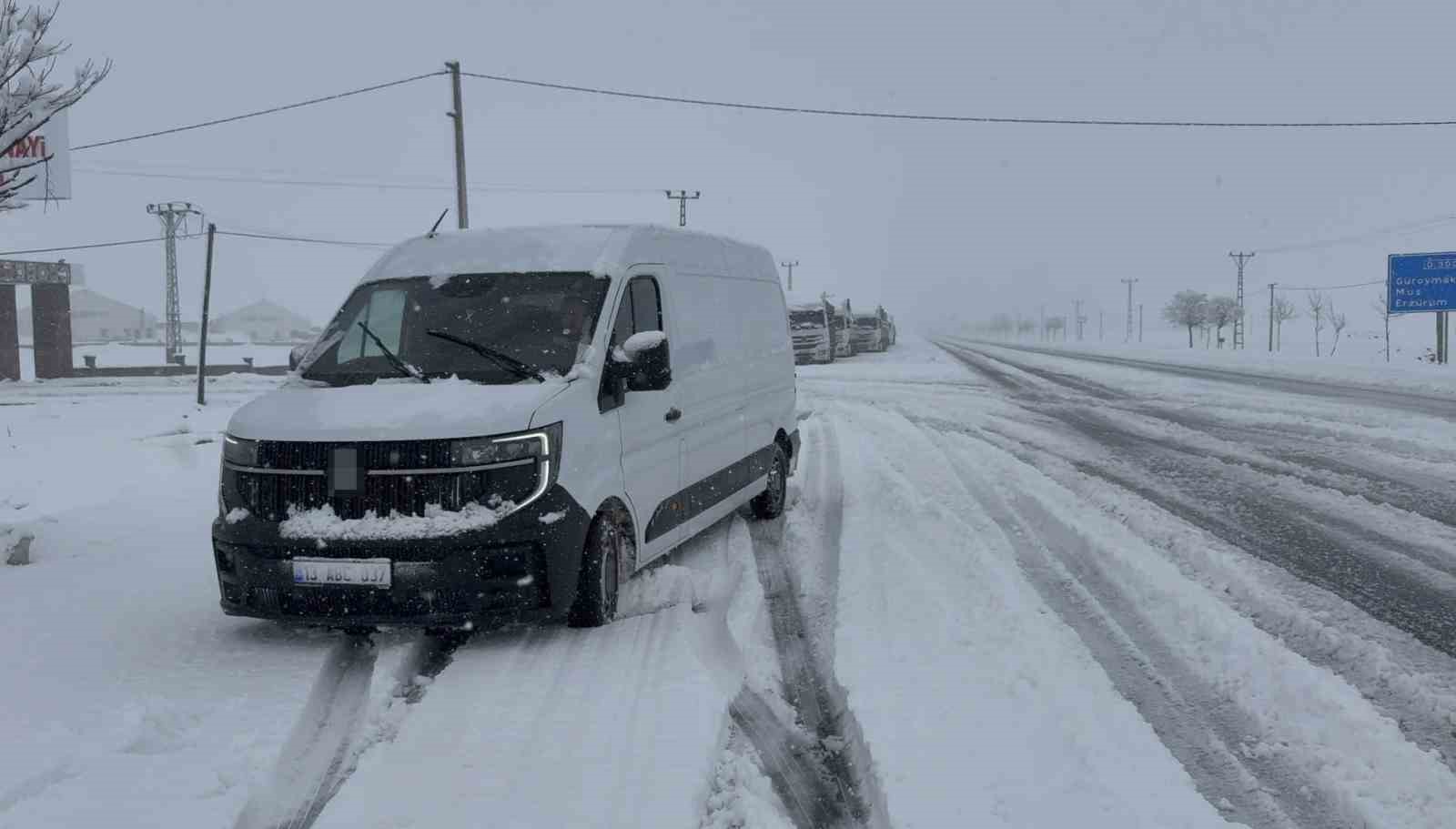 Tatvan’da nisan ayında şehir beyaza büründü
