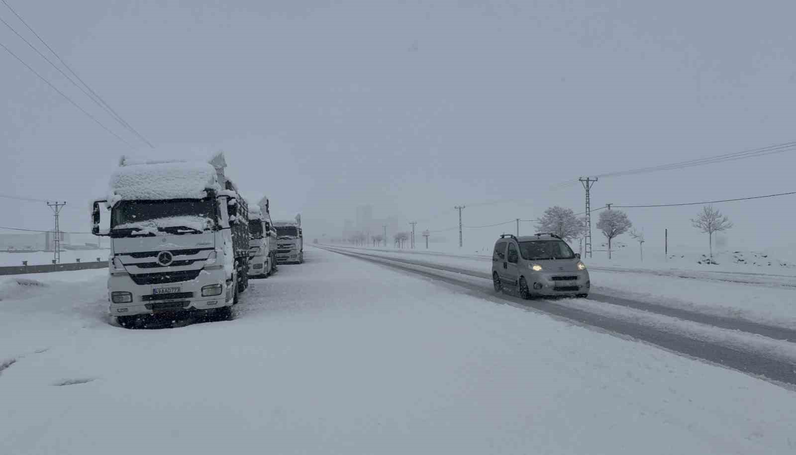 Tatvan’da nisan ayında şehir beyaza büründü
