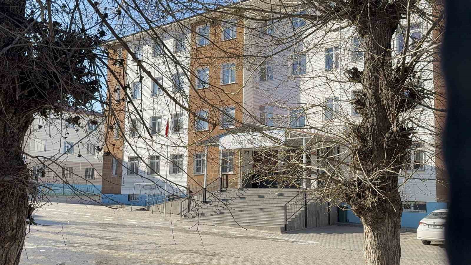 Tatvan’da velinin öğrenciye şiddeti kamerada
