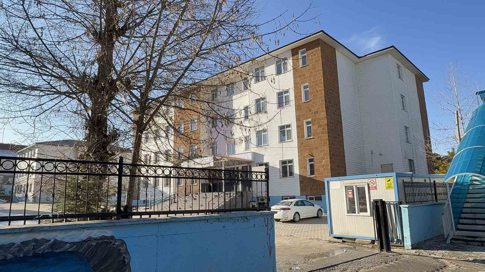 Tatvan’da velinin öğrenciye şiddeti kamerada
