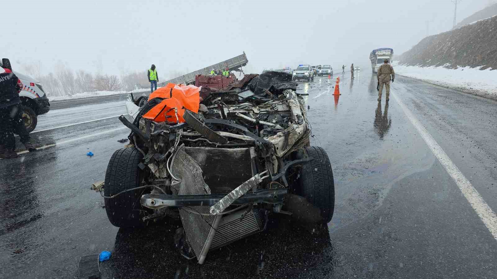 Tatvan’daki feci kazada karı koca hayatını kaybetti
