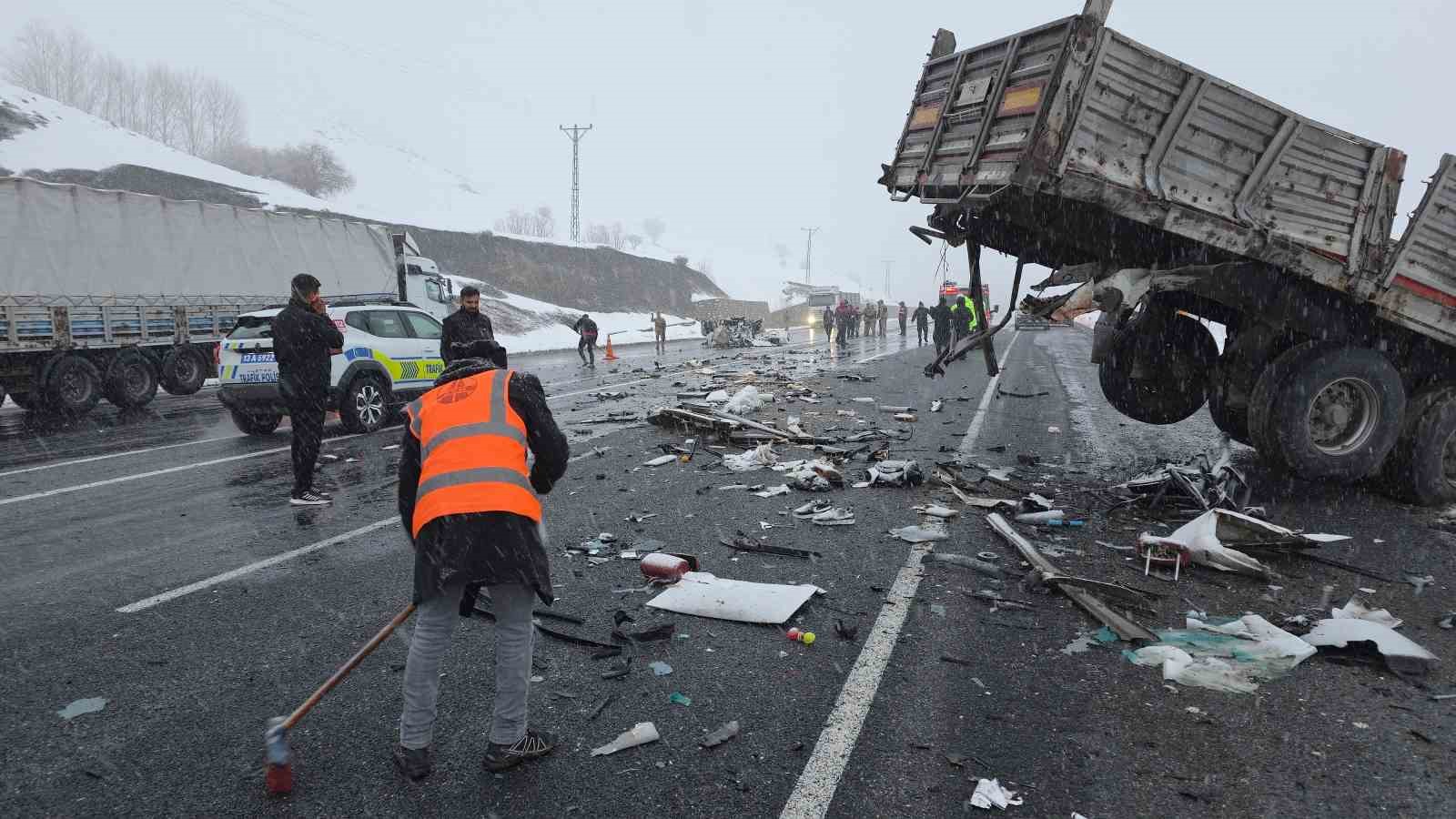 Tatvan’daki feci kazada karı koca hayatını kaybetti
