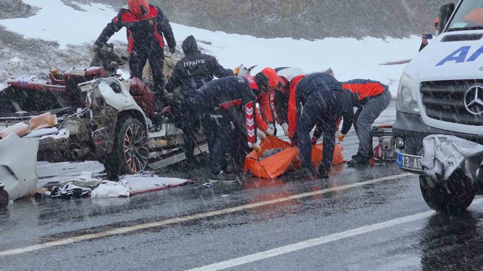 Tatvan’daki feci kazada karı koca hayatını kaybetti
