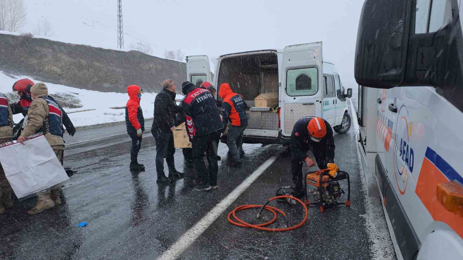 Tatvan’daki feci kazada karı koca hayatını kaybetti
