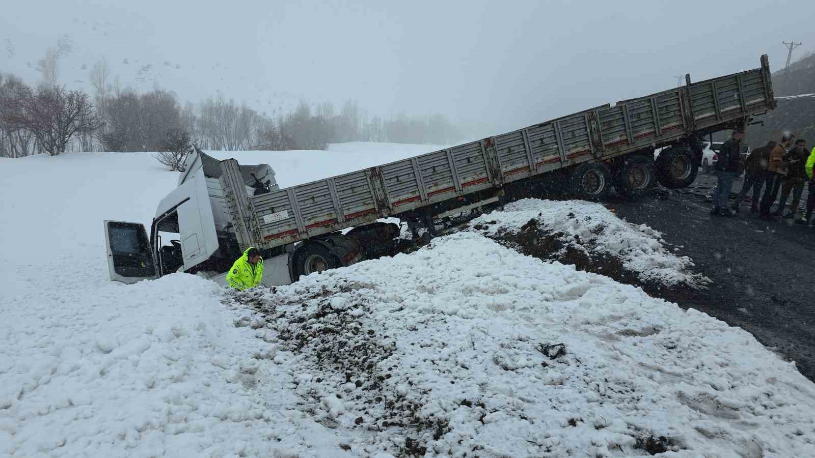 Tatvan’daki feci kazada karı koca hayatını kaybetti
